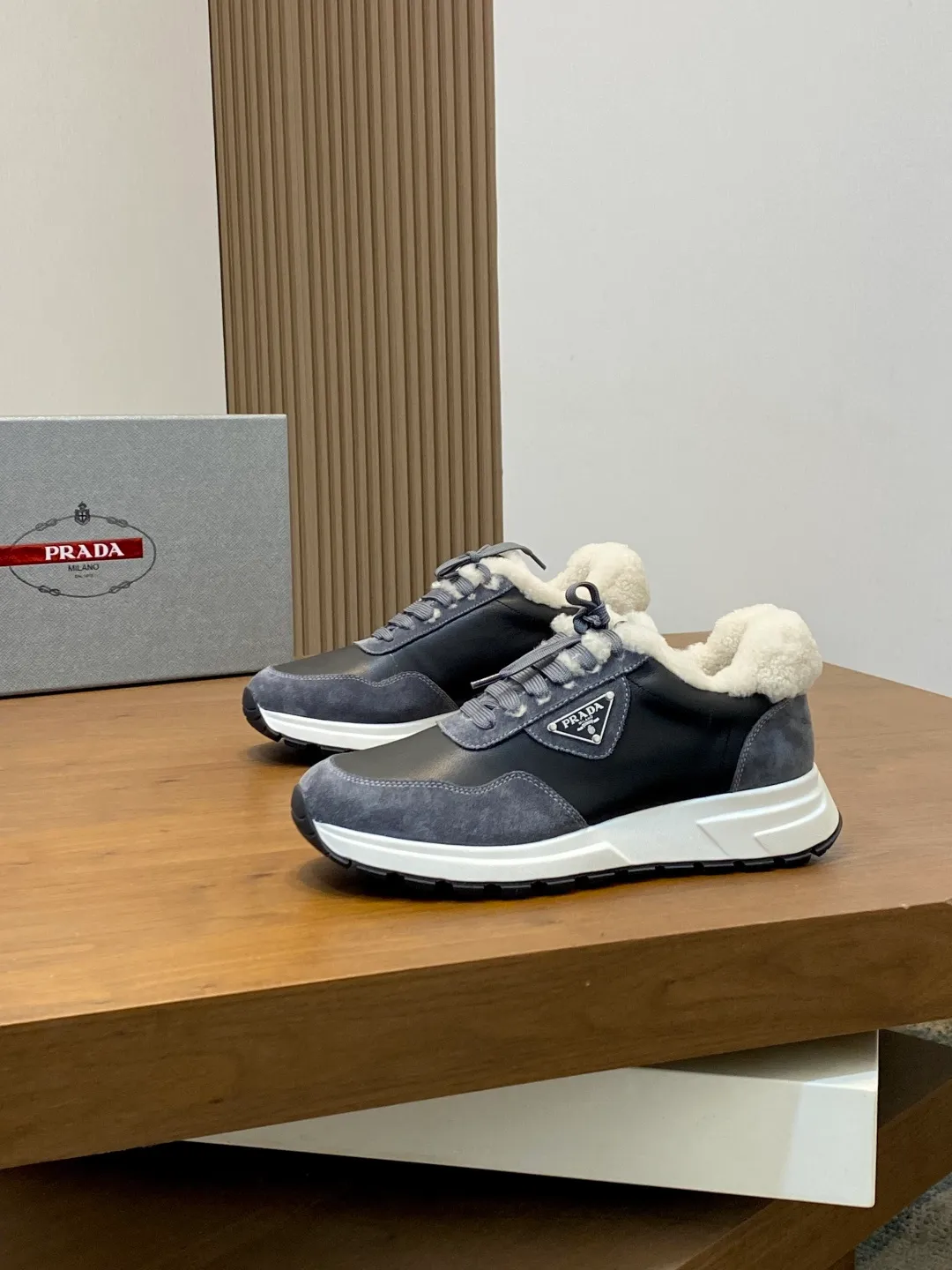 💰780 Prada/Prada Autumn and winter men's leather lace-up sneakers. Top-quality goods produced in Dongguan. Imported Nappa cowhide leather upper with raised layered design. Light and breathable, soft and comfortable. Genuine calfskin leather edging has a distinctive sporty style. The leather tongue is equipped with the classic PRADA letter red rubber label badge to fully display the brand style. The transparent air-cushion midsole is equipped with a lightweight tread rubber outsole. It is light and increased by about 4CM. The inner lining is Excellent foot feel. Comes with original packaging. 38-44 (customized at 45). Size: 39-40-41-42-43-44. Standard leather shoe size.